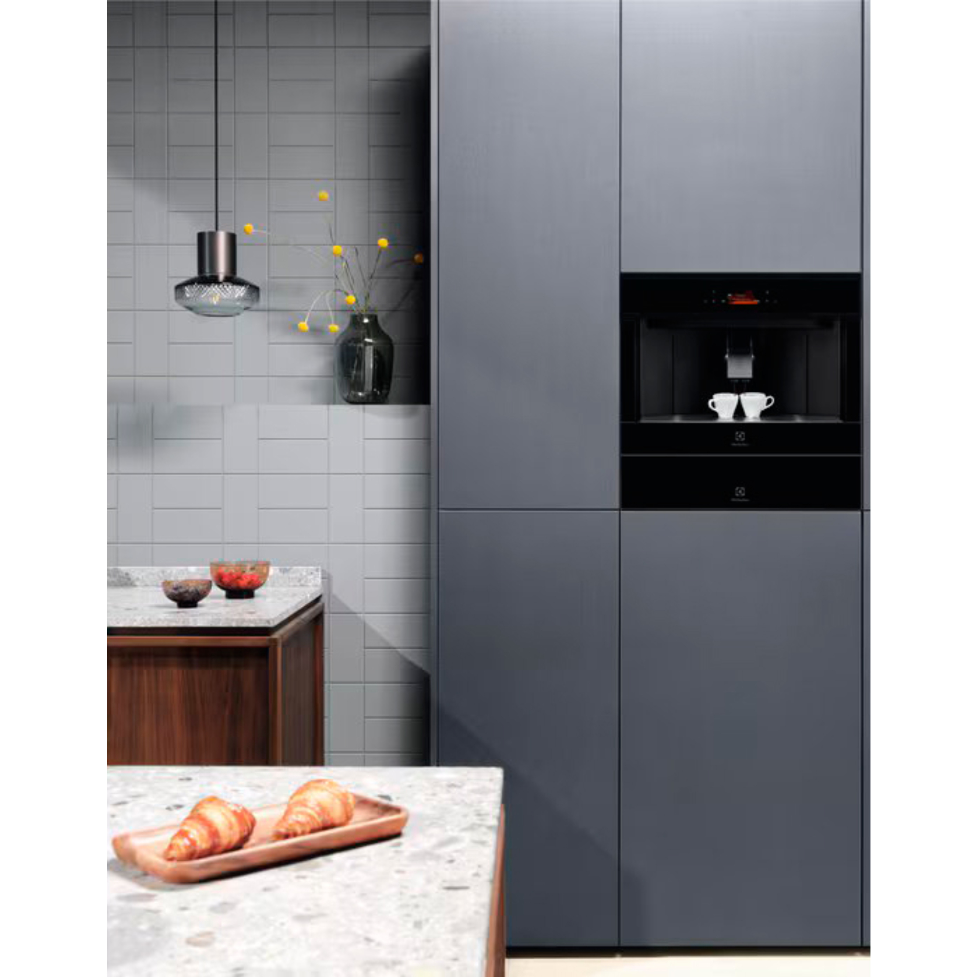Кофемашина автоматическая встраиваемая Electrolux EBC85H, черный в TehnoAdept